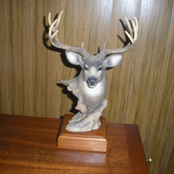 Mule Deer Figurine - Picture 1 of 3